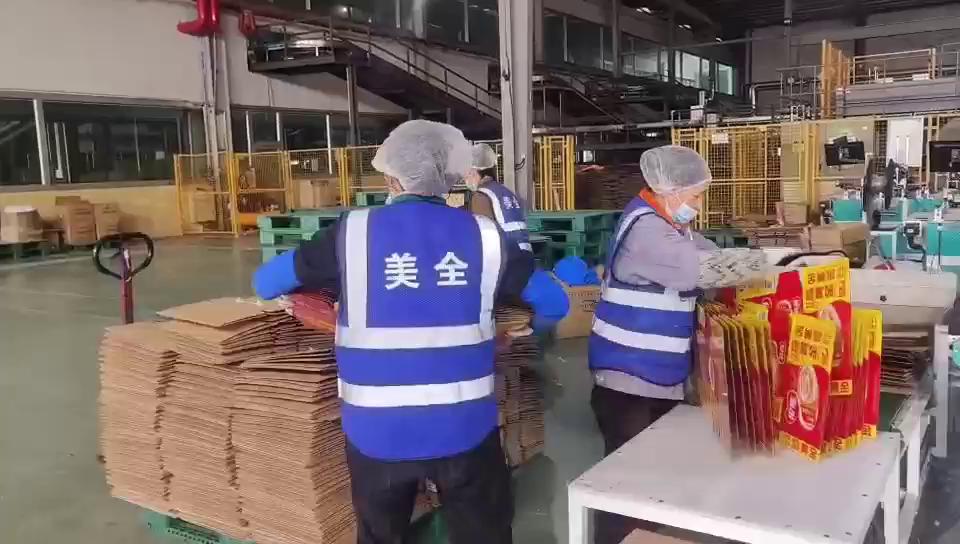 安徽银鹭用高速多箱型提手机生产银鹭八宝粥时速6000很稳定